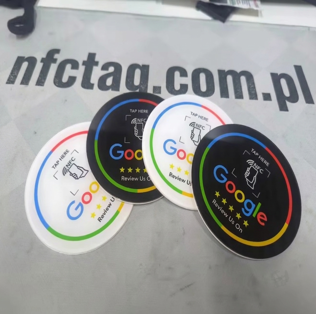 Runde NFC-Google-Review-Tags vor dem Logo nfctag.com.de