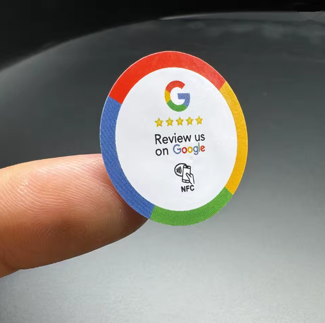 Runder NFC-Aufkleber Review us on Google auf einem Finger