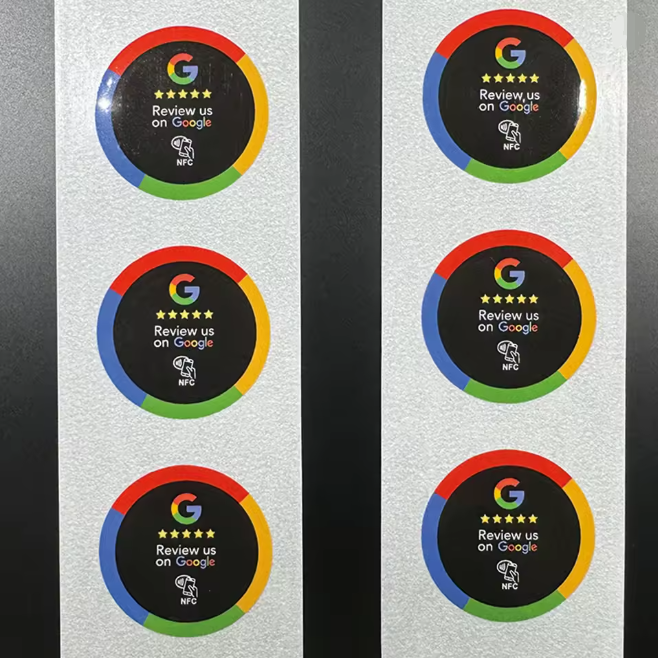 Bogen mit sechs schwarzen NFC-Google-Review-Aufklebern